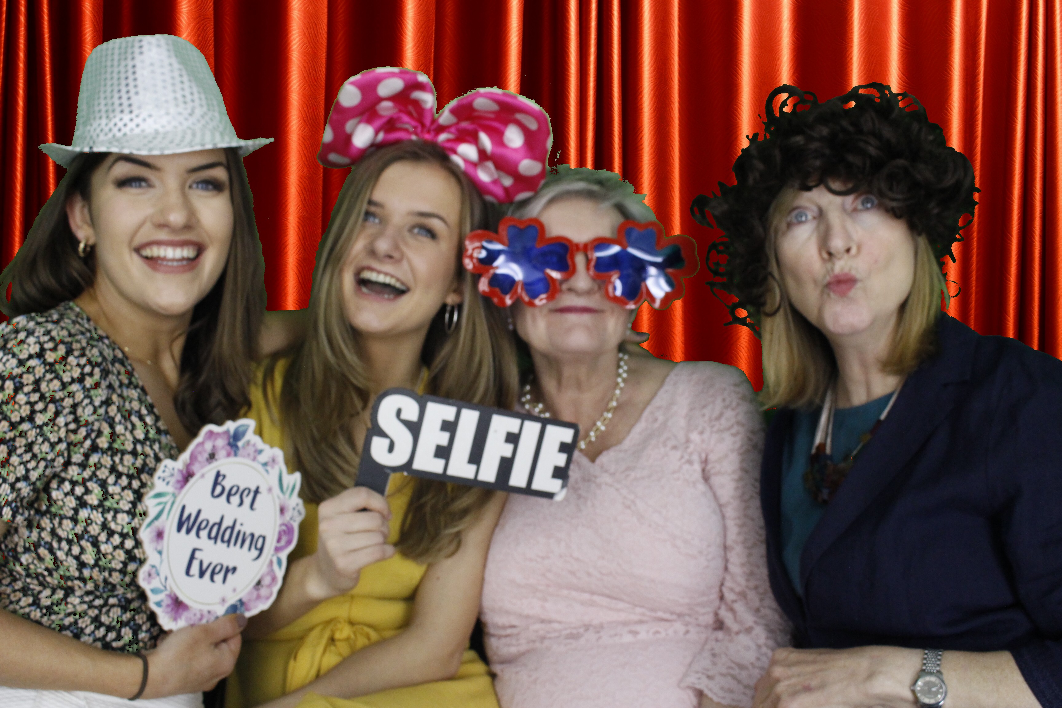 Mr & Mrs Mills | View more photos from the event at gallery.myphotoboothexperience.co.uk/u/MyPhotoBoothExperienceLtd/Mr-Mrs-Mills